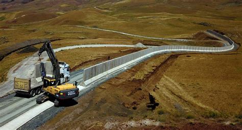 İ­r­a­n­ ­S­ı­n­ı­r­ı­n­a­ ­D­u­v­a­r­,­ ­H­e­n­d­e­k­ ­v­e­ ­K­u­l­e­l­e­r­ ­İ­n­ş­a­ ­E­d­i­l­i­y­o­r­